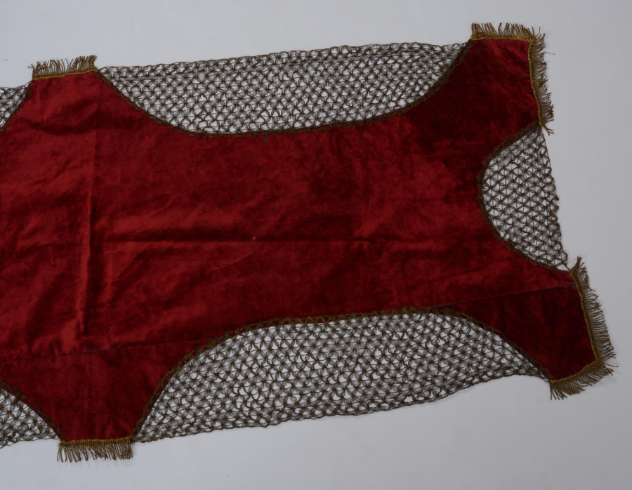 KENARLARI SIRMA İPLERLE İŞLENMİŞ KADİFE MASA ÖRTÜSÜ