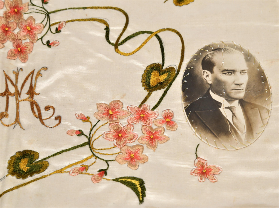 thumbMUSTAFA KEMAL (MK) İNİSİYALLİ VE GÖRSELLİ İPEK ŞASE