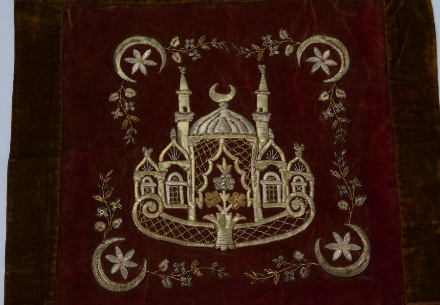 thumbOSMANLI DÖNEMİ ALTIN SIRMA İŞÇİLİKLİ CAMİ MOTİFLİ KADİFE KIRLENT