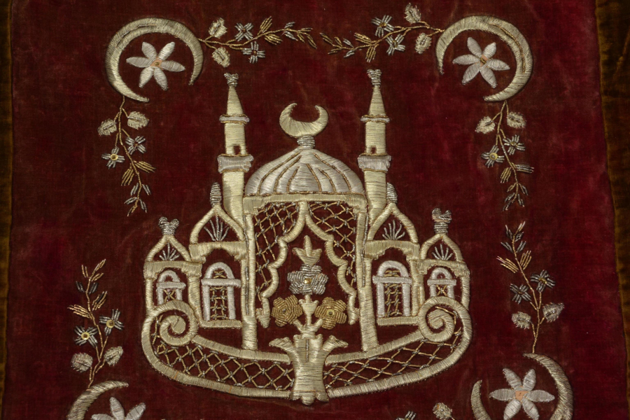 thumbOSMANLI DÖNEMİ ALTIN SIRMA İŞÇİLİKLİ CAMİ MOTİFLİ KADİFE KIRLENT