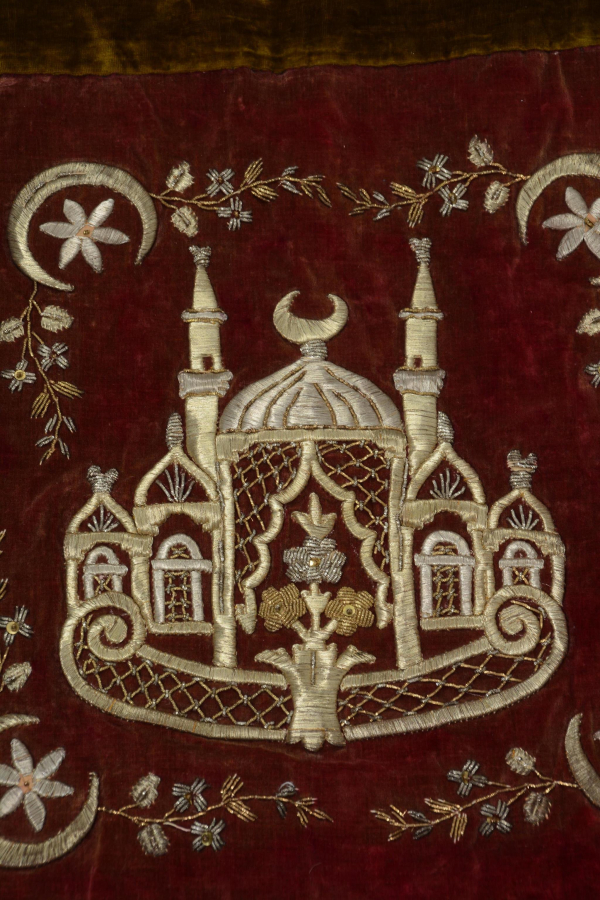 thumbOSMANLI DÖNEMİ ALTIN SIRMA İŞÇİLİKLİ CAMİ MOTİFLİ KADİFE KIRLENT
