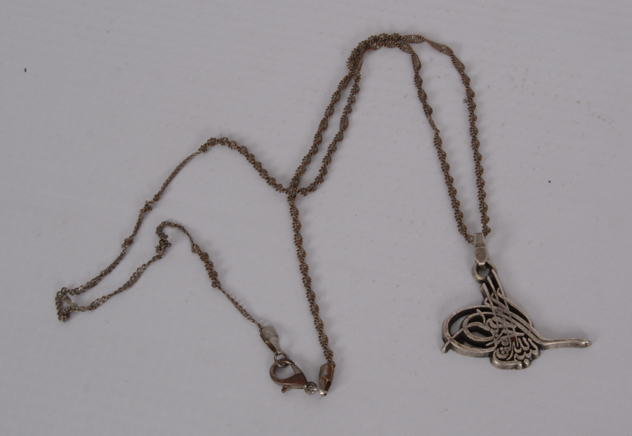 TUĞRA FORMLU GÜMÜŞ BESMELE KOLYE 