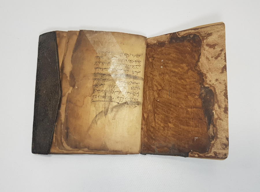 OSMANLICA EL YAZMA ESER; İKİ KİTAP BİR ARADA: BİLKİYA VE ZEYLU VUSAYA