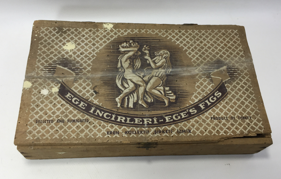 CUMHURİYET BAŞLAR ÜZERİ YAZILI AHŞAP İNCİR KUTUSU 