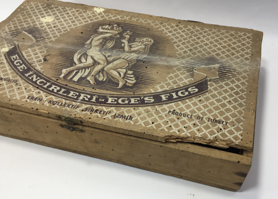 CUMHURİYET BAŞLAR ÜZERİ YAZILI AHŞAP İNCİR KUTUSU 