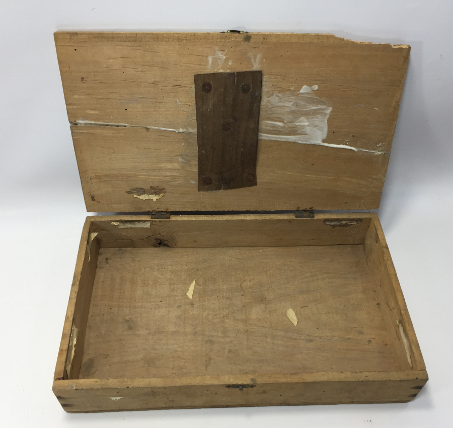 CUMHURİYET BAŞLAR ÜZERİ YAZILI AHŞAP İNCİR KUTUSU 