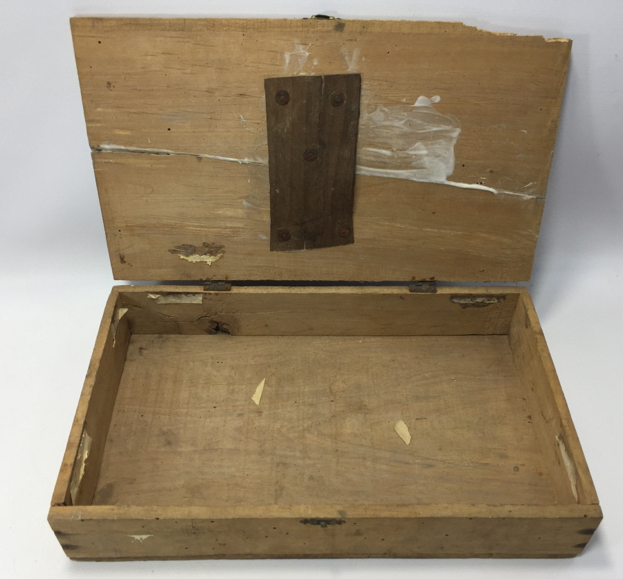 CUMHURİYET BAŞLAR ÜZERİ YAZILI AHŞAP İNCİR KUTUSU 