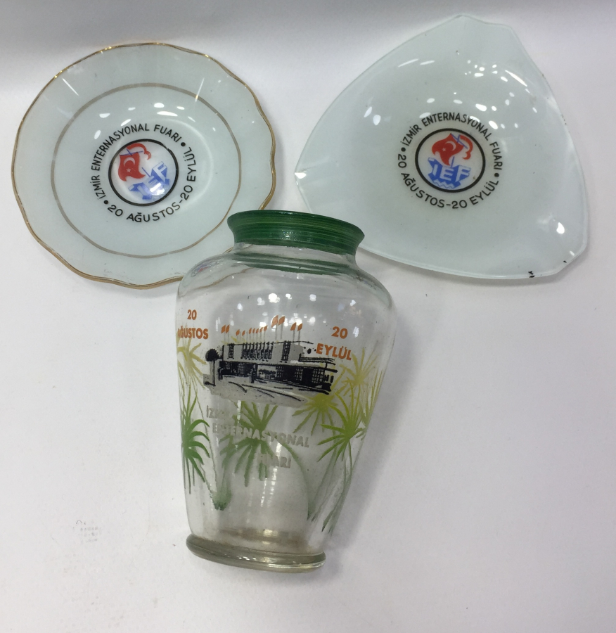 3 ADET İZMİR ENTERNASYONAL FUARI İÇİN ÖZEL YAPILMIŞ CAM OBJE