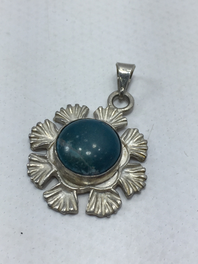 ÜZERİ DOĞALTAŞLI GÜMÜŞ KOLYE