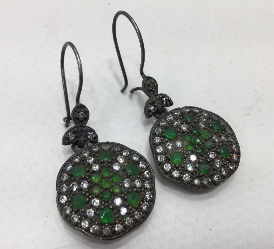 ÜZERİ ZÜMRÜT VE MARGAZİT TAŞLI GÜMÜŞ KÜPE