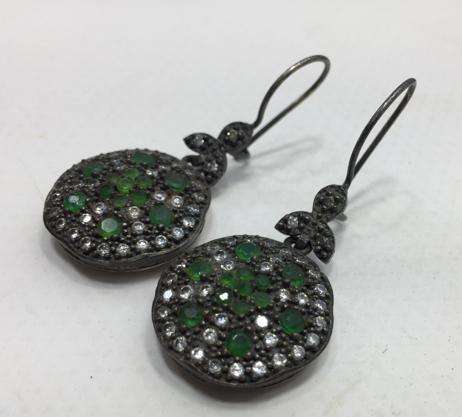 ÜZERİ ZÜMRÜT VE MARGAZİT TAŞLI GÜMÜŞ KÜPE