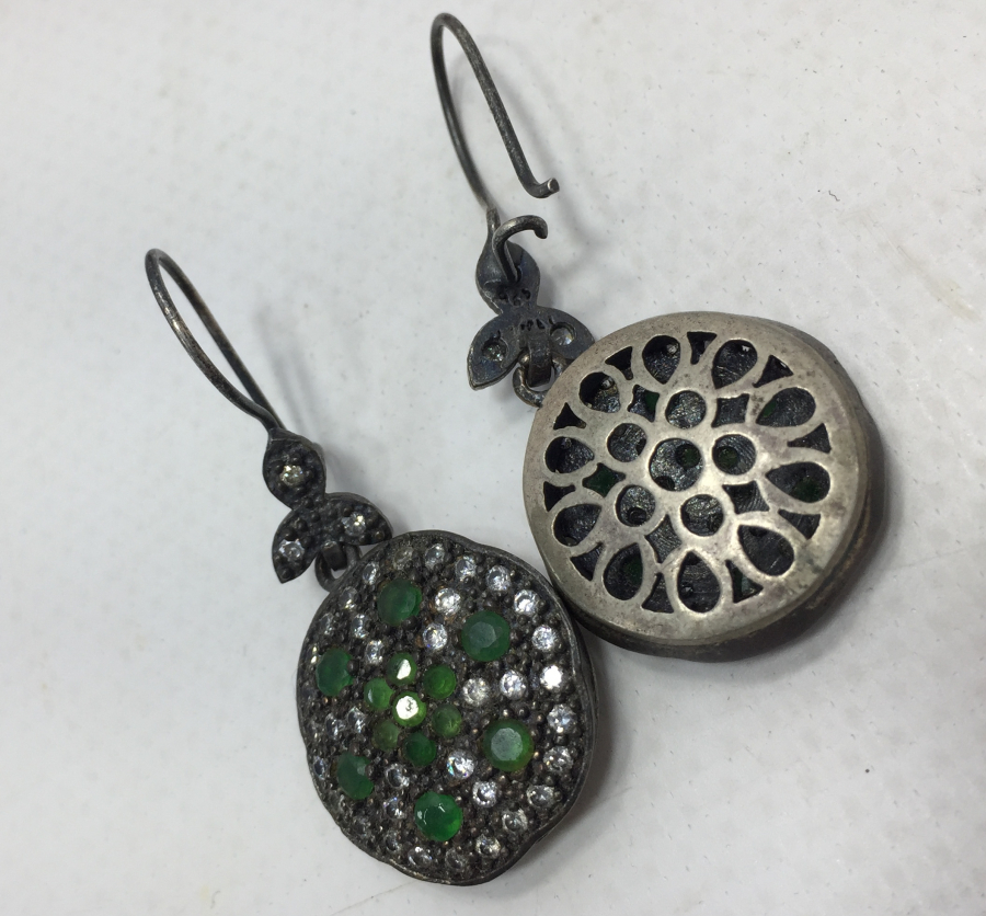 ÜZERİ ZÜMRÜT VE MARGAZİT TAŞLI GÜMÜŞ KÜPE