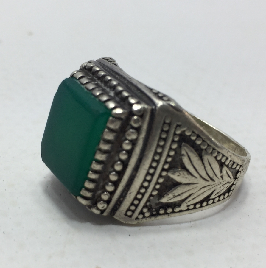 ÜZERİNDE SÜLEYMANİYE AKİĞİ BULUNAN GÜMÜŞ ERKEK YÜZÜĞÜ