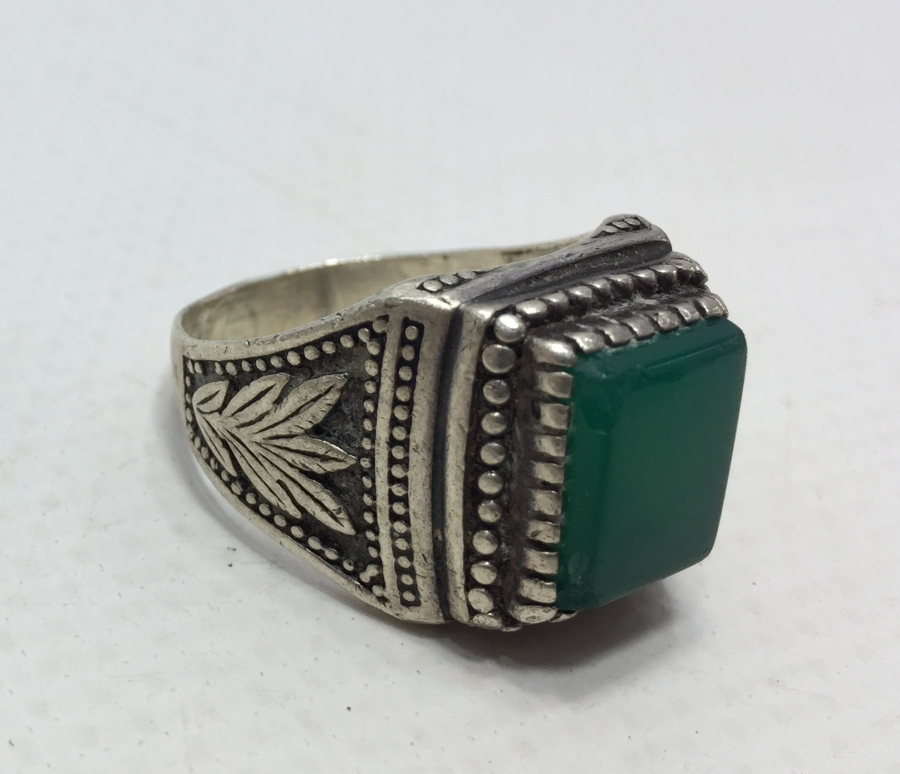 ÜZERİNDE SÜLEYMANİYE AKİĞİ BULUNAN GÜMÜŞ ERKEK YÜZÜĞÜ