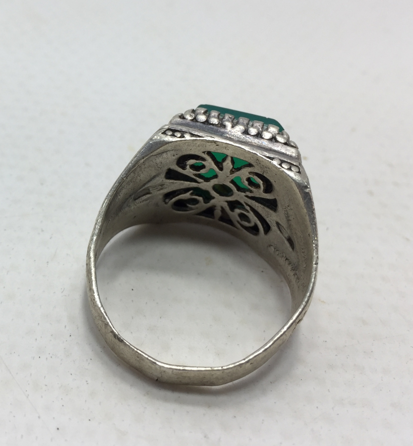 ÜZERİNDE SÜLEYMANİYE AKİĞİ BULUNAN GÜMÜŞ ERKEK YÜZÜĞÜ