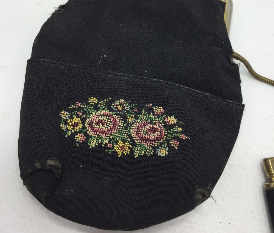 NADİR FORMDA KANAVİÇE DESENLİ ÇAKMAK VE ÇANTASI