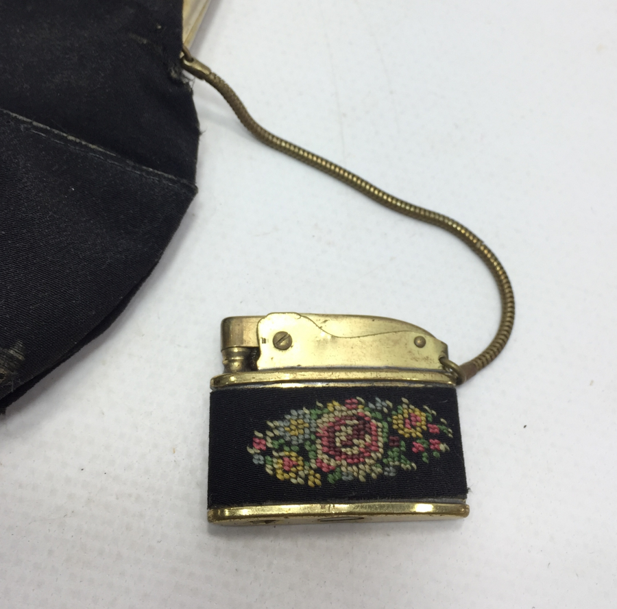 NADİR FORMDA KANAVİÇE DESENLİ ÇAKMAK VE ÇANTASI