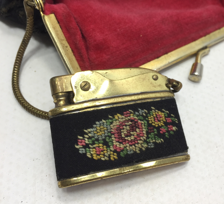 NADİR FORMDA KANAVİÇE DESENLİ ÇAKMAK VE ÇANTASI