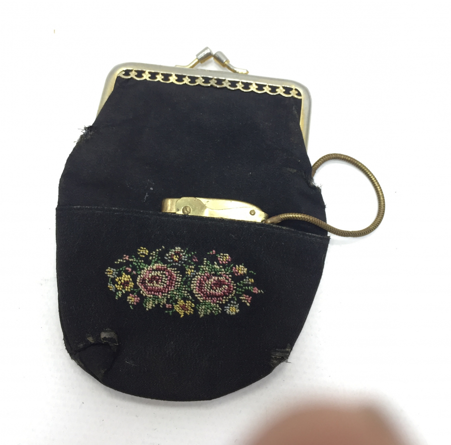 NADİR FORMDA KANAVİÇE DESENLİ ÇAKMAK VE ÇANTASI