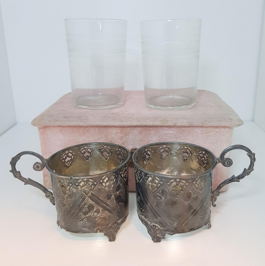 KUTUSUNDA BİR ÇİFT OSMANLI TUĞRALI ISTAKA ZARF VE BARDAĞI