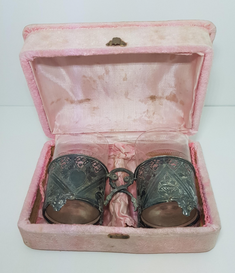 KUTUSUNDA BİR ÇİFT OSMANLI TUĞRALI ISTAKA ZARF VE BARDAĞI