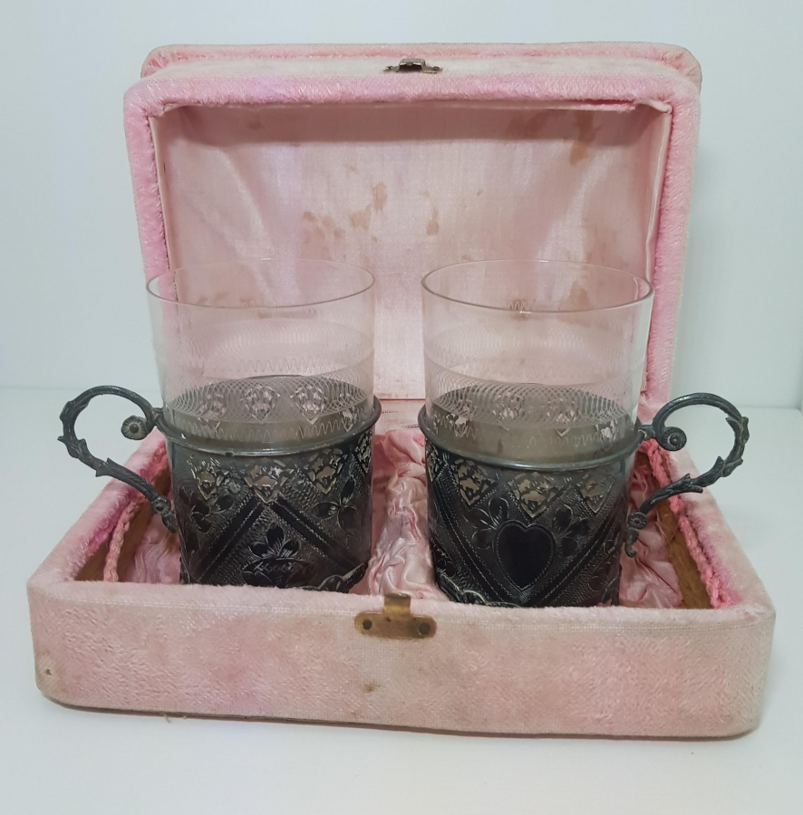 KUTUSUNDA BİR ÇİFT OSMANLI TUĞRALI ISTAKA ZARF VE BARDAĞI