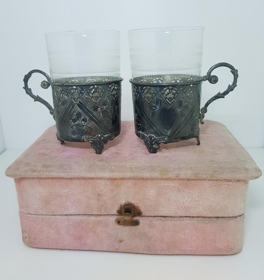 KUTUSUNDA BİR ÇİFT OSMANLI TUĞRALI ISTAKA ZARF VE BARDAĞI