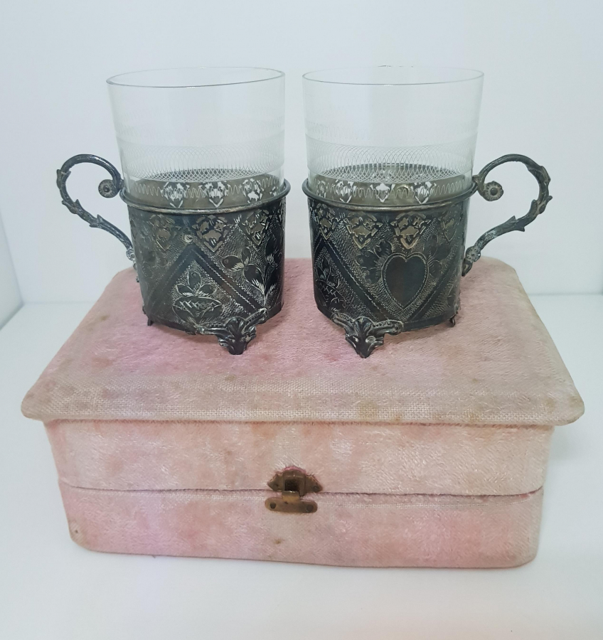 KUTUSUNDA BİR ÇİFT OSMANLI TUĞRALI ISTAKA ZARF VE BARDAĞI