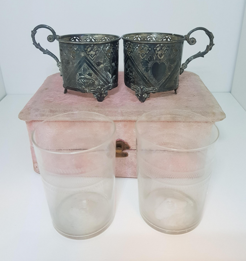 KUTUSUNDA BİR ÇİFT OSMANLI TUĞRALI ISTAKA ZARF VE BARDAĞI