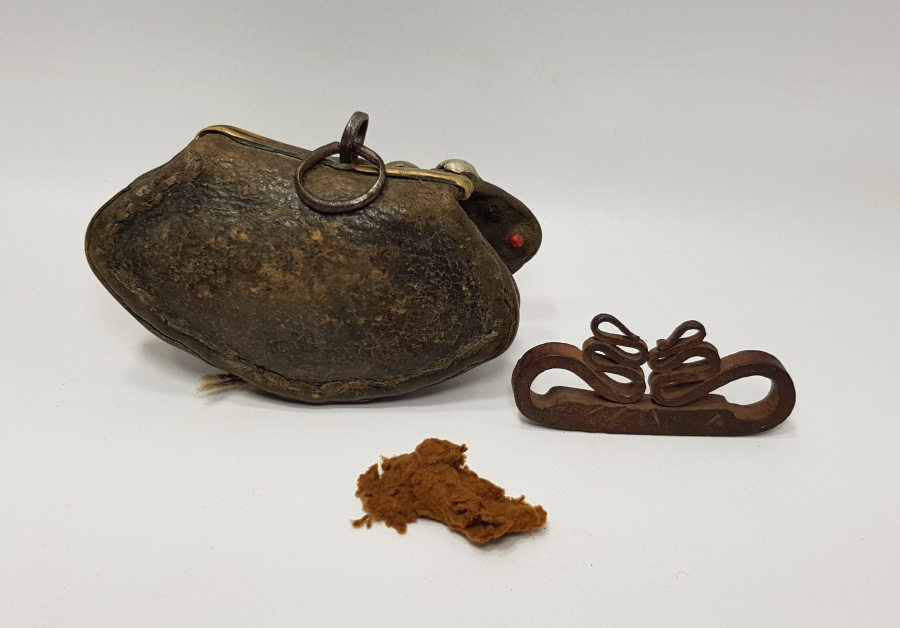 OSMANLI DÖNEMİ DERİ ÇANTASINDA TAM TAKIM KAV ÇAKMAĞI 