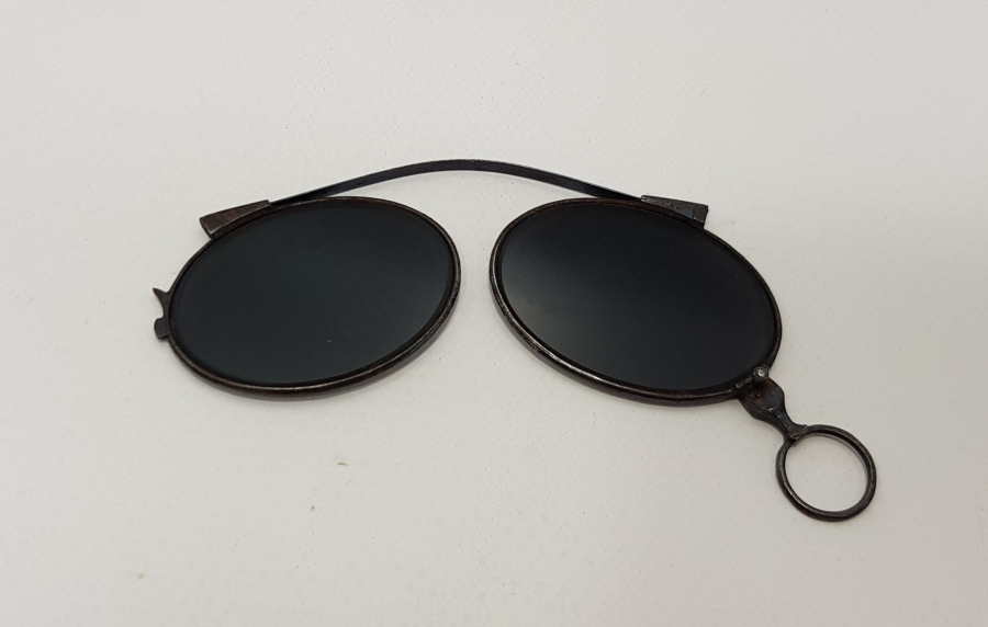 OSMANLI DÖNEMİ KUTUSUNDA KISTIRMALI GÜNEŞ GÖZLÜĞÜ