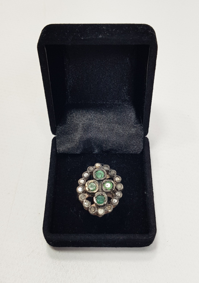 ZÜMRÜT VE ELMAS TAŞLARLA SÜSLÜ ANTİKA YÜZÜK