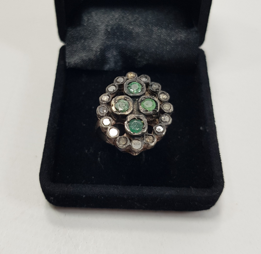 ZÜMRÜT VE ELMAS TAŞLARLA SÜSLÜ ANTİKA YÜZÜK