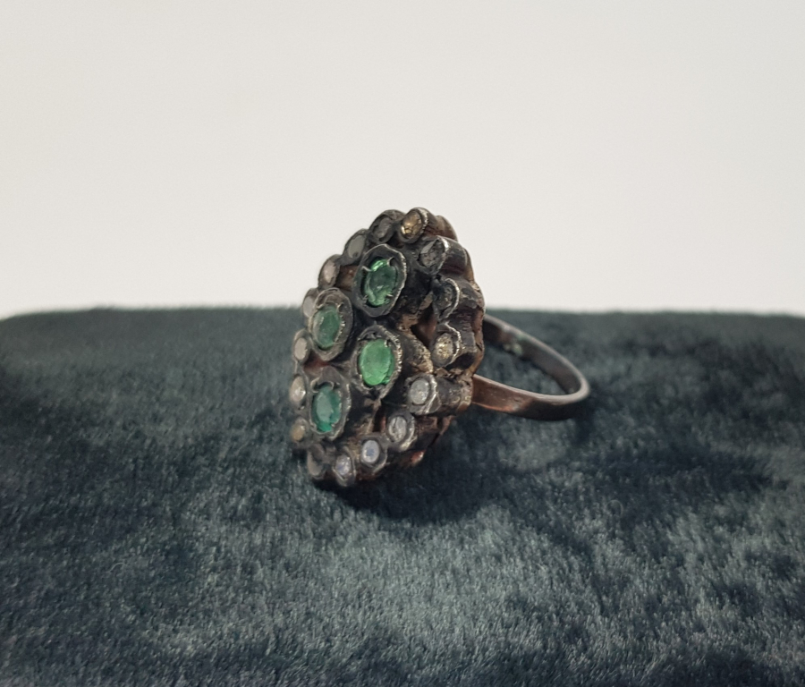 ZÜMRÜT VE ELMAS TAŞLARLA SÜSLÜ ANTİKA YÜZÜK