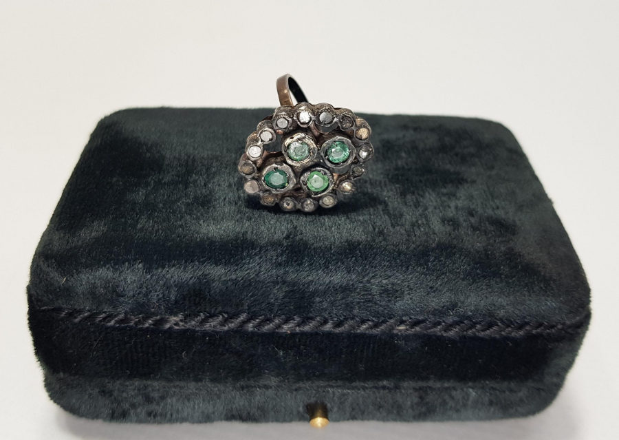 ZÜMRÜT VE ELMAS TAŞLARLA SÜSLÜ ANTİKA YÜZÜK