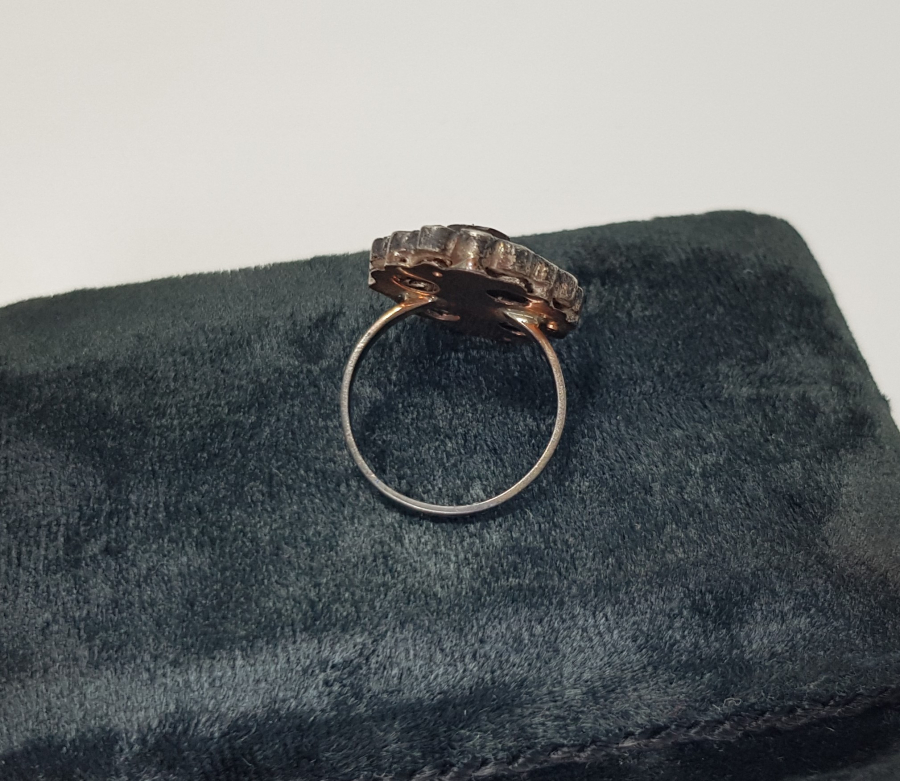 ZÜMRÜT VE ELMAS TAŞLARLA SÜSLÜ ANTİKA YÜZÜK