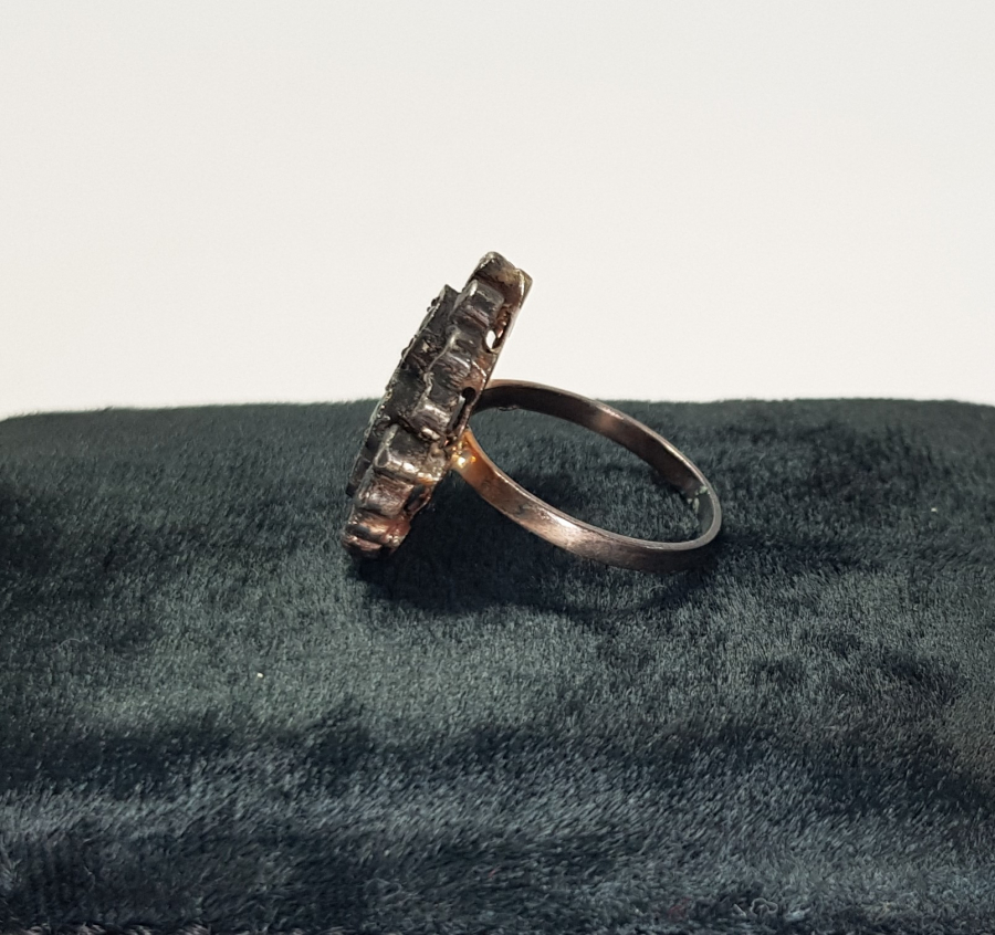 ZÜMRÜT VE ELMAS TAŞLARLA SÜSLÜ ANTİKA YÜZÜK