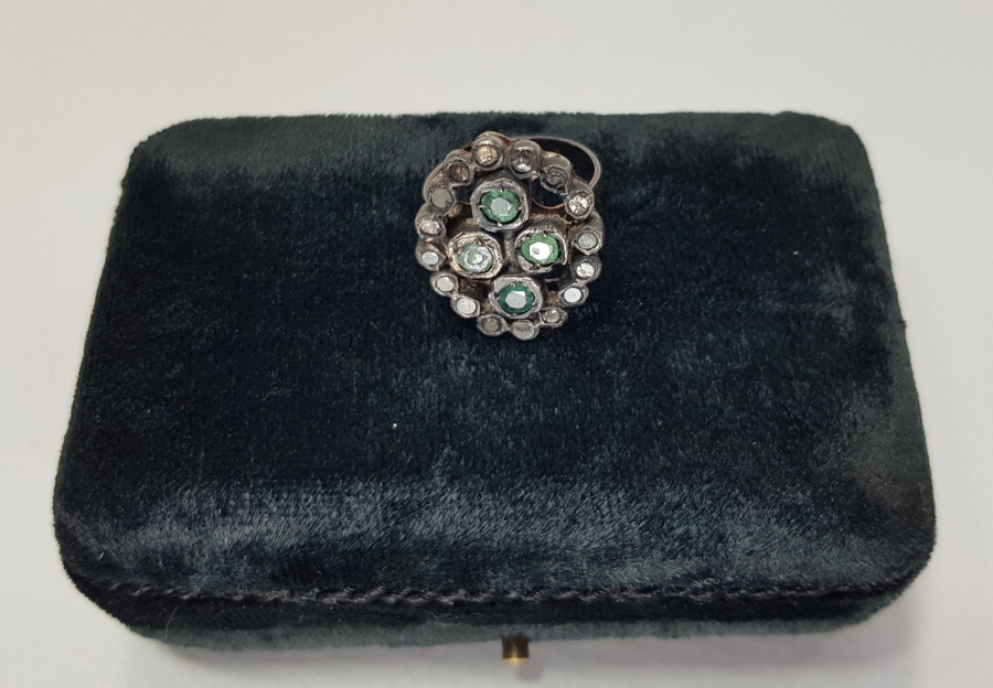 ZÜMRÜT VE ELMAS TAŞLARLA SÜSLÜ ANTİKA YÜZÜK