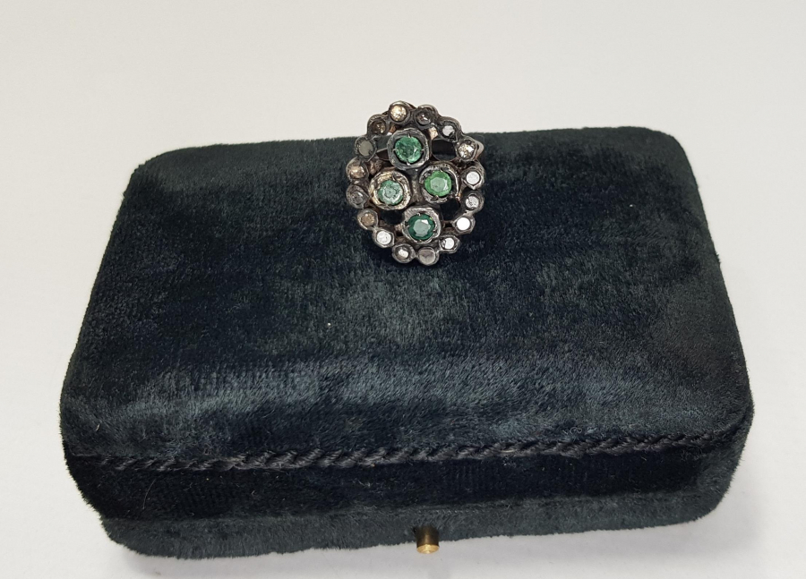 ZÜMRÜT VE ELMAS TAŞLARLA SÜSLÜ ANTİKA YÜZÜK