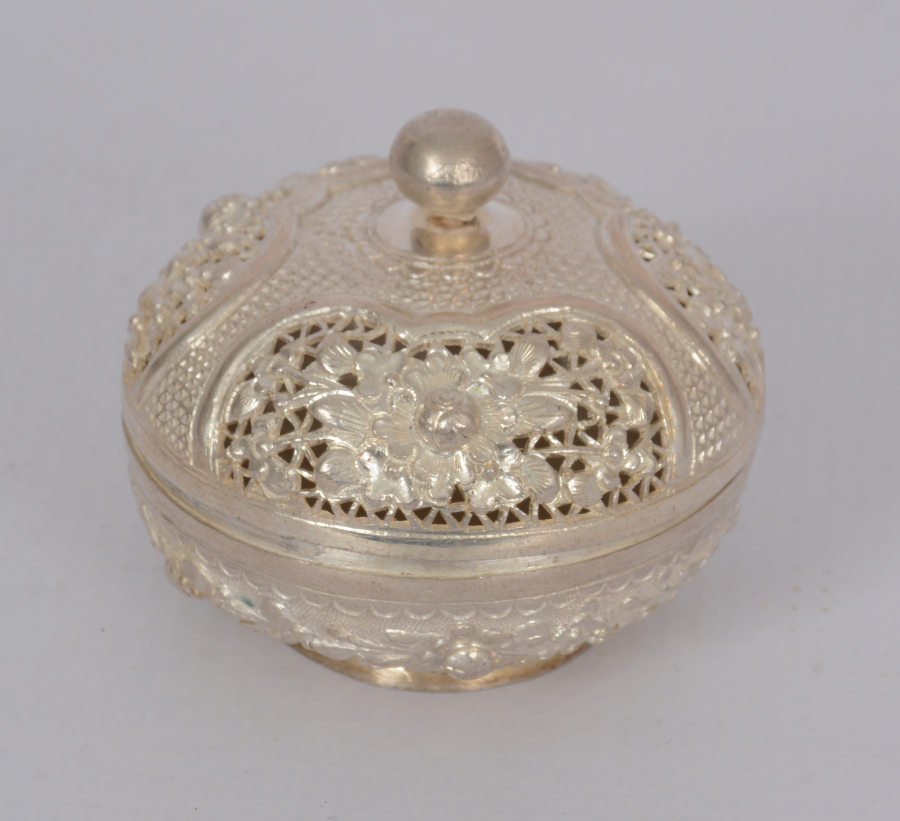 KESME VE KABARTMA ÇİÇEK DESENLERİYLE SÜSLÜ GÜMÜŞ MÜCEVHER KUTUSU