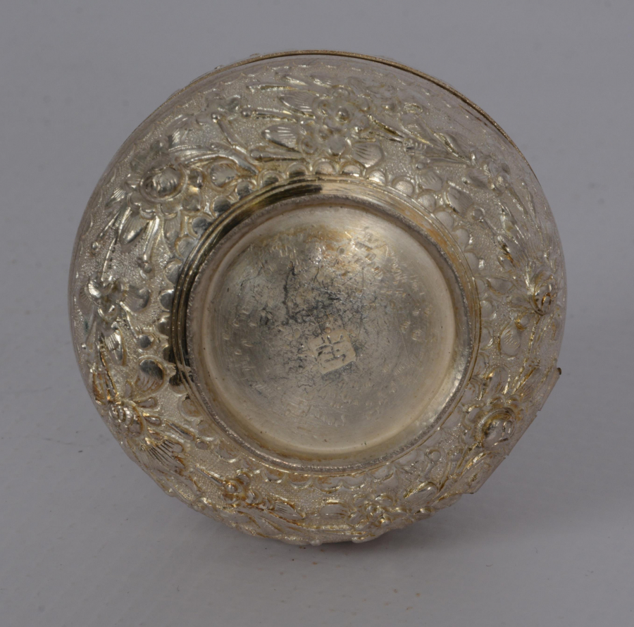 KESME VE KABARTMA ÇİÇEK DESENLERİYLE SÜSLÜ GÜMÜŞ MÜCEVHER KUTUSU