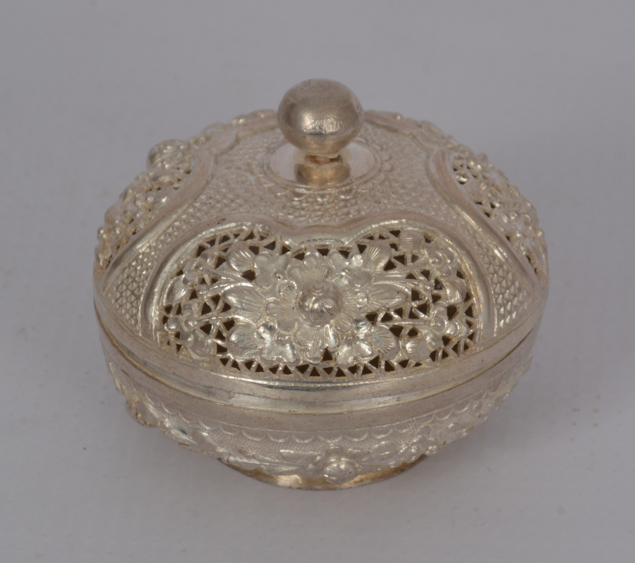 KESME VE KABARTMA ÇİÇEK DESENLERİYLE SÜSLÜ GÜMÜŞ MÜCEVHER KUTUSU