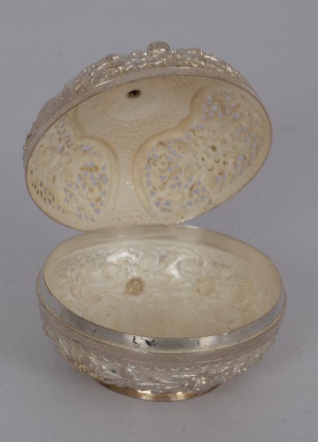 KESME VE KABARTMA ÇİÇEK DESENLERİYLE SÜSLÜ GÜMÜŞ MÜCEVHER KUTUSU