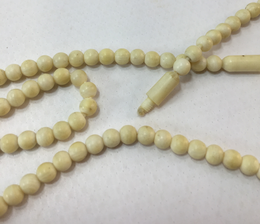 1900 BAŞLARI FİL DİŞİNDEN MAMUL KOLYE