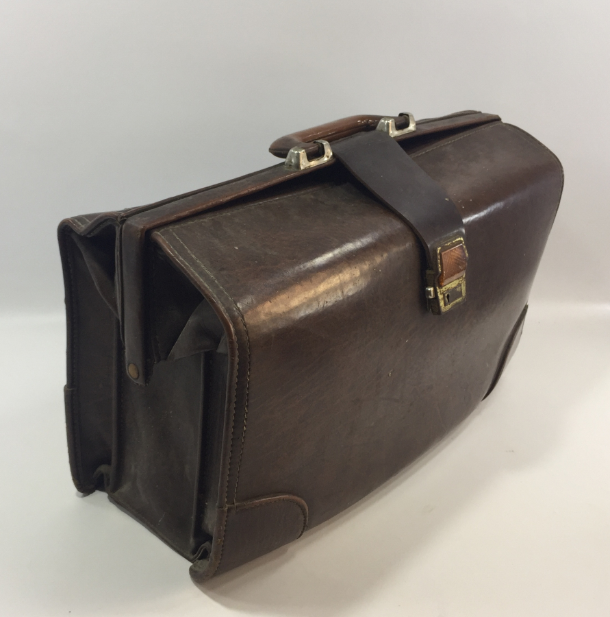 DERİDEN MAMUL ANTİKA DOKTOR ÇANTASI