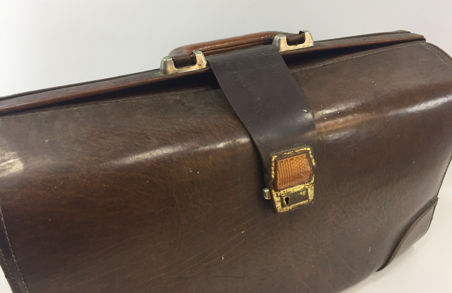 DERİDEN MAMUL ANTİKA DOKTOR ÇANTASI