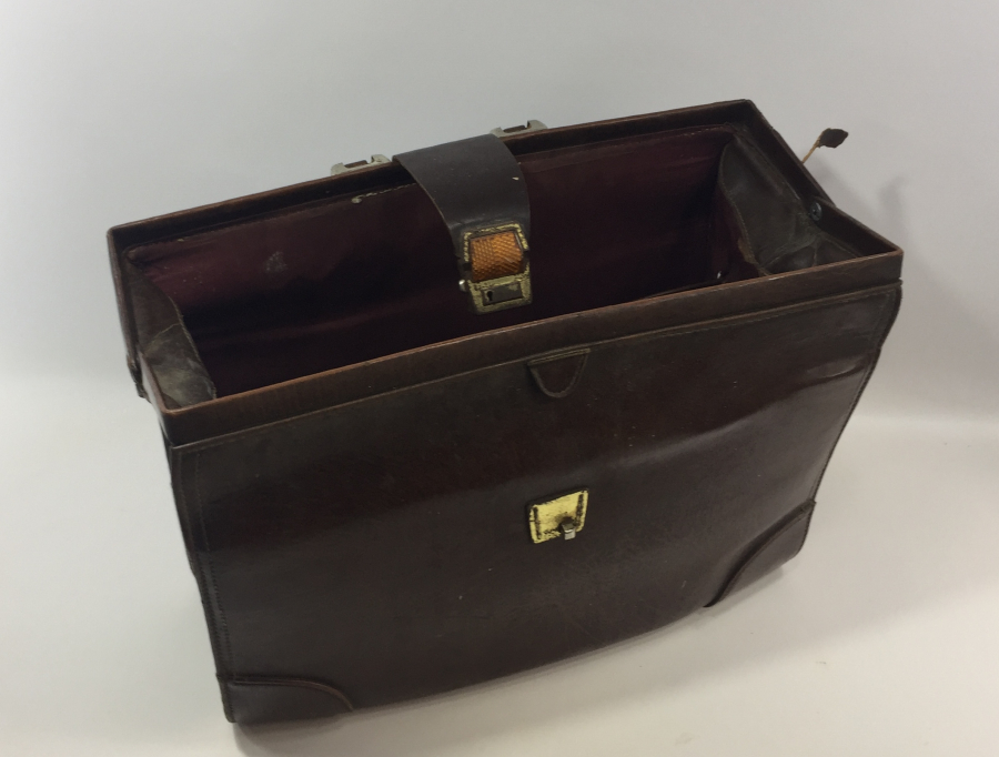 DERİDEN MAMUL ANTİKA DOKTOR ÇANTASI