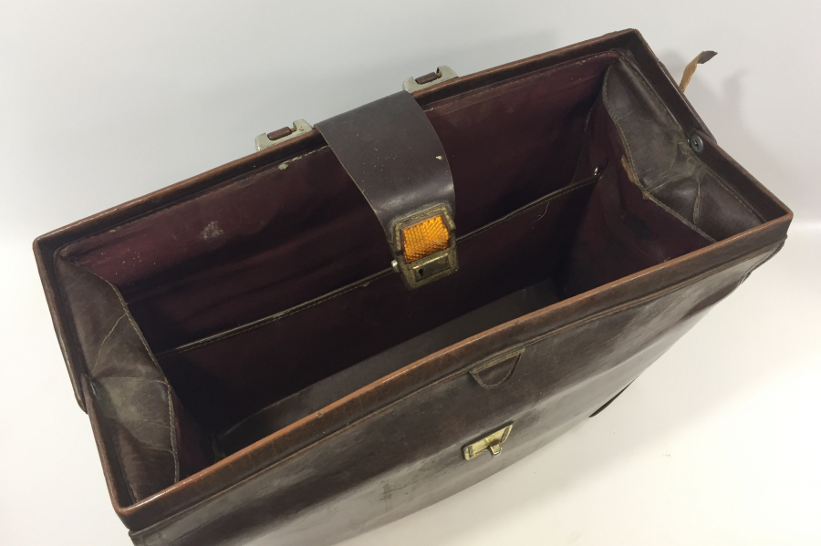 DERİDEN MAMUL ANTİKA DOKTOR ÇANTASI