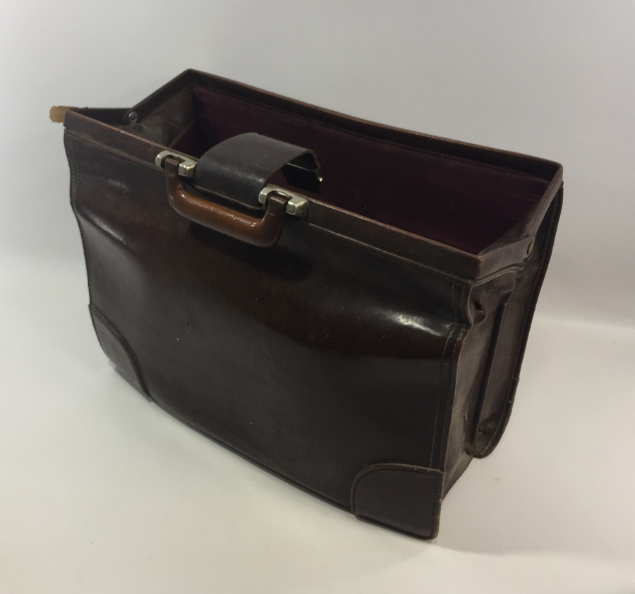 DERİDEN MAMUL ANTİKA DOKTOR ÇANTASI