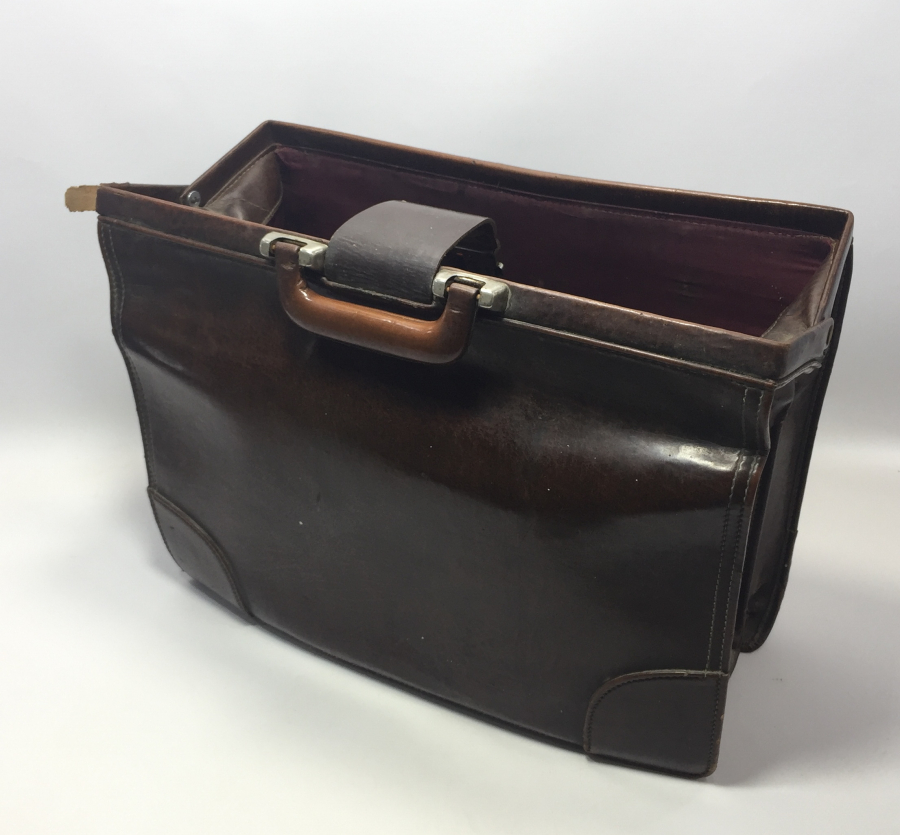 DERİDEN MAMUL ANTİKA DOKTOR ÇANTASI